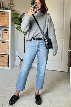 Boxy Turtleneck Sweater Outfit, Gray Knitted Sweater Outfit, Fleece Turtleneck Outfit, Grey Sweater Jeans Outfit, Gray Mock Neck Sweater Outfit, Gray Sweater Outfit Women, Navy Sweater And Jeans Outfit, Pull Over Sweaters Outfits, Oversized Gray Sweater Outfit