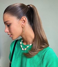 24 styles de queues de cheval lisses dignes d'un défilé Straight Slicked Back Ponytail, Slick Back Pony, Hair Photoshoot, Curled Ponytail, Sleek Hair, Big Ears