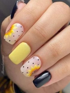 Sunflower Nails Black, Sunflower Nails With Black, Short Nail Designs Sunflower, Yellow And Black Nails Design, Short Nail Sunflower Designs, Cute Sunflower Nails, Black And Yellow Sunflower Nails, Nails June