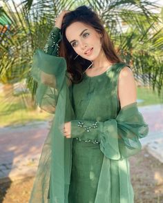 Komal Meer, Dress Design Ideas, Date Outfit Ideas, Punjabi Models, Cute Date Outfits, Mehendi Outfits, Velvet Dress Designs, Celebrity Fashion Looks, Famous Outfits