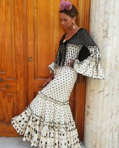 191 Me gusta, 5 comentarios - Maria del Mar Ortega (@mdmortegaflamenca) en Instagram: "Más modelos que nos van entrando, el Ajolí. Canastero con un vuelo precioso en color crudo con…" Flamenco Costume, Black And White Style, May 20, Polka Dot Dress, Dot Dress