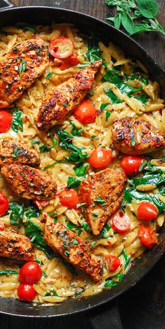 Creamy Chicken Orzo with Spinach, Cherry Tomatoes, and Basil Pesto - in a cast iron skillet. Creamy Chicken Orzo, Orzo With Spinach, Resep Pasta, Chicken Orzo, Resep Diet, Salad Pasta, Basil Pesto