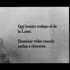 a black and white photo with the words in spanish on it's left side