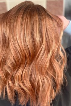 Woman with brown hair, blonde and red highlights. Ginger Highlights On Brown Hair, Blonde And Red Highlights, Ginger Highlights, Hair With Pink Highlights, Highlights On Brown Hair, Brown Hair With Blonde, Natural Brown Hair