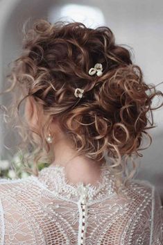 Curly Bridal Hair, Messy Hair Look, Prom Braid, Curly Hair Up, Up Dos For Prom, Mother Of The Bride Hair, Curly Wedding Hair, Up Dos, Curly Hair Updo