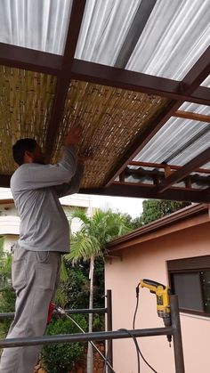 #Pergolado #ForroDeBambu #Transformação #AntesEDepois Natural Roof Ideas, Metal Pergola With Roof, Straw Ceiling, Patio Bohemio, Terrasse Med Tak, Pergola With Roof, Terrace Design, Modern House Exterior Colors