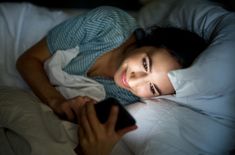 person on phone at night - Google Search Sleeping Facts, How To Stop Snoring, Ways To Wake Up, Rem Sleep, How To Sleep Faster, Cleveland Clinic, Sleep Issues, Before Sleep, Sleep Cycle