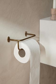 a roll of toilet paper is hanging on the wall