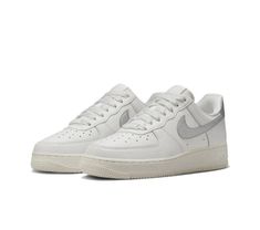 Air Force 1 '07 ESS TRMD Women's Size 9 Summit White/Metallic Silver DQ7569 100. Gray Air Force 1, Air Force 1 Outfit Woman, Tenis Air Force, Air Force 1 Outfit, Nike Metcon, Nike Air Force 1 07, White Brand, Mens Slippers, Mens Sandals