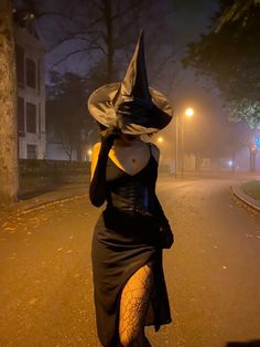 Witch Costume Cosplay Curly Hair, Black girl, Mixed girl, Afrolatina Witch Costume Inspiration, Witches Outfits Ideas Halloween, Spooky Halloween Outfits, Witch Costume Photoshoot, Witch Look Halloween, Witch Dress Costume, Costume Party Halloween, Which Costume Halloween