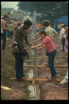 33 Pictures That Show How Insanely Cool The Original Woodstock Was Woodstock Pictures, 1969 Woodstock, Woodstock '99, Woodstock Photos, Woodstock Hippies, Making Hot Dogs, Woodstock Music, Woodstock 1969, Woodstock Festival