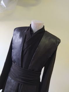 Questo è un costume artigianale 💜 dietro ogni costume c'è uno studio approfondito ogni dettaglio viene studiato riguardando video e foto,niente è lasciato al caso.. il costume viene realizzato su misura esattamente sulle misure del cliente (non su una taglia standard che di avvicina alla taglia del cliente) PER LE vere TEMPISTICHE contattatemi in privato grazie🙂 il tessuto della tunica esterna viene tinto appositamente del colore del costume originale Comprende Tunica esterna (OT) , Tabart eco Traditional Fitted Long Sleeve Costumes, Anakin Skywalker Outfit, Anakin Skywalker Costume, Traditional Fitted Costumes For Cosplay Events, Anakin Skywalker Rat Tail, Star Wars Costumes Anakin, Anakin Cosplay Female, Anakin Skywalker Jedi Robes, Star Wars 7