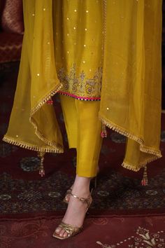 Mehndi Sharara, Mehndi Dresses Pakistani, Mehndi Dresses Designs, Haldi Dresses, Mayon Dresses, Pakistani Formal Dresses, Yellow Dresses, Designer Kurti Patterns, Gaun Fashion