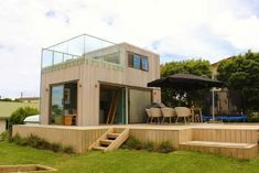 a house that is sitting in the grass