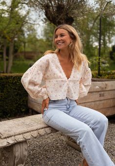 Ecru Floral Archie Blouse Feminine Tops And Jeans, Romantic Style Aesthetic Outfits, Effortless Feminine Style, Fall Blouses, French Bohemian Style, Femine Outfit Casual, Fall Blouses For Women, Natural Romantic Style, Ingenue Natural Style