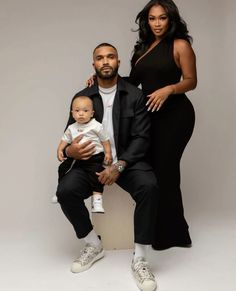 Couple Matching Outfits Black People, Mommy Son Pictures, Maternity Picture Outfits, Son Photo Ideas, Christmas Family Photoshoot, Maternity Photography Poses Couple, Baby Photoshoot Boy, Maternity Photoshoot Poses, Family Photoshoot Outfits