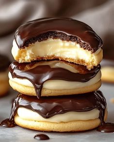 Boston Cream Pie Cookies 🍪🍫: Easy & Delicious Dessert Recipe 😋  Ingredients: 1 ½ cups all-purpose flour ½ teaspoon baking powder ¼ teaspoon baking soda #BostonCreamPieCookies #CookieRecipe #BostonCreamPie #DessertLovers #EasyCookies #ChocolateGanache #VanillaPudding #CookieSandwich #BakingFun #DeliciousDesserts #SweetTreats #CookieLovers #BakingRecipes #HomeBaking #HomemadeCookies #HolidayDesserts Boston Cream Brownies, Boston Cream Pie Bars, Boston Cream Bites, Boston Cream Cookies, Decadent Cookies Recipes, Boston Cream Pie Cheesecake, Boston Cream Pie Cookies, Boston Cream Donut Recipe, Easy Christmas Cookies For Exchange