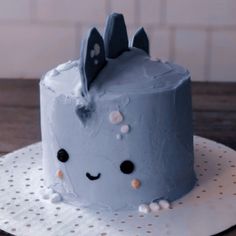 there is a cake that looks like a cat