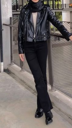 Outfit Jaket Kulit, Mafia Hijab, Ootd Jaket, Womens Leather Jacket Outfit, Black Leather Jacket Outfit, Outfit Hijab Casual, Jacket Outfit Women, Yearbook Themes, Leather Jacket Outfits