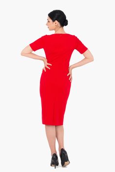 Un vestido con un atractivo color rojo, diseñado a la medida de quien lo lleva, de corte recto y ceñido a la cintura. Es hasta la rodilla y es ideal para un evento de negocios o una salida nocturna. Este vestido es perfecto para aquellas que quieren lucir sus hermosas curvas, ya que favorece a las que tienen una figura de reloj de arena. Puedes usarlo completamente para el trabajo o para ocasiones formales sin ser menos educado o elegante. Fácil de combinar con zapatos o sandalias. También puede Red Sheath Dress, Formal Occasion, Business Event, Business Events, Beautiful Curves, Color Rojo, Sleeveless Mini Dress, Trendy Colors, Straight Cut