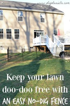 a sign that says keep your lawn do - doo free with an easy no - dig fence