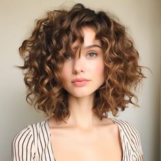 100 Chic and Trendy Easy To-Do Short Hairstyles Curly Lob Haircut, Curls Volume, Messy Bob, Colored Curly Hair, Beige Nails