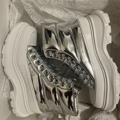 Boots Alexander Mcqueen Sneakers Red, Alexander Mcqueen Sneakers Black, Alexander Mcqueen Tread Slick, Alexander Mcqueen Oversized Sneaker, Black And White Trainers, Alexander Mcqueens, Mcqueen Shoes, Alexander Mcqueen Sneakers, Mcqueen Sneakers