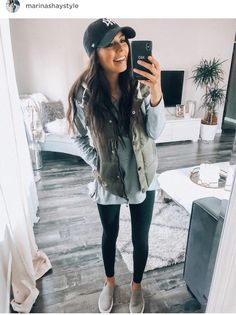 Sporty Leggings Outfit, Spring Mom Outfits, Sunday Outfit, Sporty Leggings, Weekend Outfits, Leggings Outfit, Travel Outfits, Athleisure Outfits, Weekend Outfit