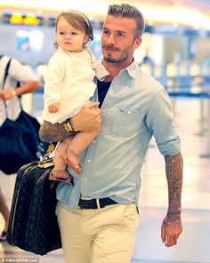 The ultimate outfit: denim shirt, flat-front khakis, & a baby daughter Herren Style, Brooklyn Beckham, Fashion Business, Low Energy, 가을 패션