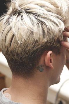 Bowl Haircuts, Blonde Bangs, Men Hairstyle, Mens Hairstyles Thick Hair, Hair Chalk, Men Hair Color, Bowl Cut, Penteado Cabelo Curto, 짧은 머리