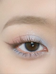 Light Blue Eyeshadow Simple, Casual Blue Makeup, Simple Light Blue Eyeshadow Looks, Light Blue Douyin Makeup, Winter Dance Makeup, Cute Winter Makeup Looks, Blue Eyeshadow Asian, Blue Simple Makeup, Blue Korean Makeup