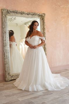 A picture of an enchanting wedding dress. Wedding Dress Invitations, Enchanted Wedding Dress, Wedding Frocks, Wedding Dress Suit, Women Suits Wedding, Plus Wedding Dresses, Red And White Weddings, Beautiful Wedding Reception, Enchanting Wedding