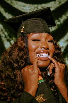 Unorthodox Graduation Photos, Studio Graduation Pictures, College Graduation Photoshoot Ideas, Graduation Shoot Ideas, Graduation Pictures College, Photoshoot Graduation, College Grad Pictures, Grad Picture Ideas, Graduation Pic Ideas