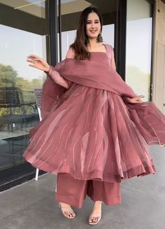 Frocks Hands Design, Drees Design For Girl, Short Frock Designs Pakistani, Tiktok Dp, Maxi Dress Styles, Simple Frock, Party Wears, Armaan Malik, Stylish Kurtis Design