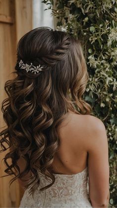 15 Stunning Prom Hairstyles for Medium Length Curly Hair - Cheerful Talks Bridesmaid Hair Styles For Long Hair, Ball Hairstyles Medium, Blonde Styles, Reception Hairstyles, Bow Styles, Medium Length Curly Hair, Prom Look, Formal Hair, Ball Hairstyles