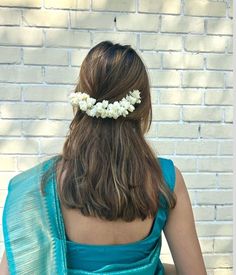 Indian Gajra Hairstyles, Saree With Flower In Hair, Short Hair With Saree Indian Fashion, Hairstyle For Kerala Saree Look, South Indian Saree Style, Hairstyles For South Indian Look, Short Hair Saree Look For Wedding, Ash Brown Balayage Indian Hair, Indian Look Hairstyles