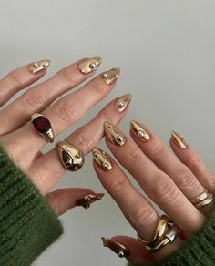 Chloe Hayward Nails, Nails And Jewelry Aesthetic, Gold And Silver Chrome Nails, Acrylic Nail Designs Gold, Mixed Metal Nails, Gold Aesthetic Nails, Gold Nails Aesthetic, Silver Gold Nails, Nail Ring Jewelry