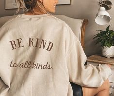 Aesthetic Sweatshirt, Diy Sweatshirt, Trendy Hoodies, People Clothes, Cute Shirt Designs, Trendy Aesthetic, Spread Kindness, Shirt Print Design, Trendy Shirts