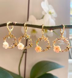 Beautiful, very classy flower Earrings, colour Gold. They have a little bee, a little flower, three gemstones and two tiny flowers on them.  You can choose them with a white flower or a rosa flower. Elegant to wear, and goes with every outfit. The Wreath is approximately 2.2cm x 2.2cm. 18K Gold Plated Brass Huggie Hoops. Please note the white flower one is sold out atm, will be available again in 10 days. 🎁All items will come gift-wrapped in a bag and wrapped in quality tissue paper. Perfect as Bumble Bee Earrings, Earrings Nature, Sakura Flower, Funky Earrings, Bee Earrings, Nature Themed, Tiny Flowers, Nature Lovers, Jewelry Bags