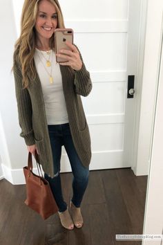 Long Sweater Work Outfits, Army Green Cardigan Outfit, Green Cardigan Outfit Aesthetic, Olive Green Cardigan Outfit, Open Sweater Outfit, Fall Outfits With Jeans, Organized School, Cardigan Outfit Aesthetic