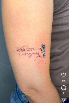 a woman with a tattoo on her arm that says seja forte e carragro