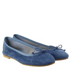 Unlined ballet flat for women in blue colour

Suede
Unlined

Sole in microlite

Made in Italy

Composition:
 Upper: 100% Suede
 Bottom: Rubber and Leather
 Insole: 100% Leather Stitched Sole Closed Toe Ballet Flats, Casual Blue Ballet Flats With Removable Insole, Blue Classic Closed Toe Flats, Classic Blue Closed Toe Flats, Elegant Blue Leather Ballet Flats, Blue Ballet Flats With Rubber Sole, Blue Almond Toe Flats With Rubber Sole, Blue Ballet Flats With Flat Heel, Classic Blue Flats With Removable Insole