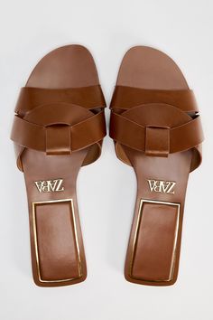 Sepatu jenis sandal rata dari kulit dengan detail berpita menyilang di bagian depan. Tinggi sol: 1 cm. Sandal Kulit, Flat Leather Sandals, Zara Flats, Slider Sandals, Kids Perfume, Leather Sandals Flat, Brown Leather Sandals, Zara Shoes, Cross Straps