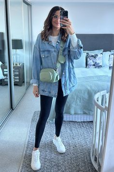 Lunch With Friends Outfit Casual, Oversized Denim Jacket For Spring Day Out, Denim Jacket Travel Outfit, Leggings And Oversized Denim Jacket Outfit, Breakfast Date Outfit Casual, Outfits Curvy Juvenil, Black Leggings Denim Jacket, Madewell Oversized Trucker Jean Jacket, Outfit Ideas Work