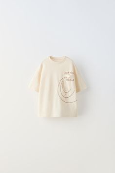 Summer Short Sleeve T-shirt With Embroidered Text, Summer Graphic Tee With Pockets, Graphic Tee Short Sleeve T-shirt With Pockets, Summer T-shirt With Side Pockets For Everyday, Summer Relaxed Fit T-shirt With Embroidered Text, Summer T-shirt With Embroidered Text And Short Sleeves, Graphic Tee With Embroidered Text Short Sleeve, Summer Everyday T-shirt With Embroidered Text, Zara Short-sleeved Top With Pockets