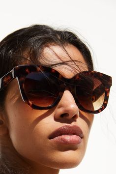 ZARA sungasses Futuristic Sunglasses, Best Sunglasses, High Fashion Accessories, Sunglasses Women Fashion, Plastic Sunglasses, Aviator Sunglasses Mens, Summer Sunglasses, Oversize Fashion, Trending Sunglasses