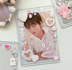 T0P Loader's🗯️
 inspo -deco.*･｡ﾟ Top Loaders Kpop, Photo Card Decoration Ideas Kpop, Kpop Top Loader Decor, Top Loaders Photocards, Deco Card Kpop, Photo Card Decoration Kpop, Top Loader Decor