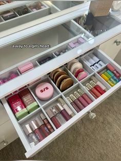 Makeup Draw Organization, Vanity Drawers Ideas, Makeup Drawer Organization Diy, Vanity Organization Drawer, Make Up Drawer Organisation, Makeup Drawer Organization Vanity Ideas, How To Organize Your Makeup, Skin Care Drawer, Makeup Organization Drawer