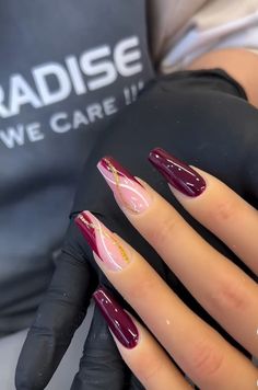 https://kiwify.app/8fq7cvd?afid=Mq9eEQUF Burgundy Acrylic Nails, Soya Mumu, Fancy Nails Designs, Girly Acrylic Nails, Work Nails, Classy Acrylic Nails, Almond Acrylic Nails, Pink Acrylic Nails