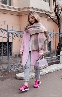 look Style Parisienne, Village Display, Scarf Outfit, Pink Coat, Causual Outfits, Stylish Clothes For Women, Coat Outfits, Warm Outfits, Pink Shoes